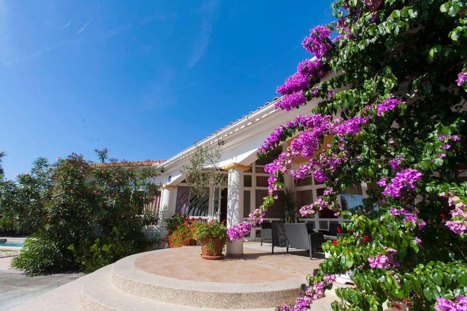 Property building, Patio, Facade/entrance, Balcony/Terrace