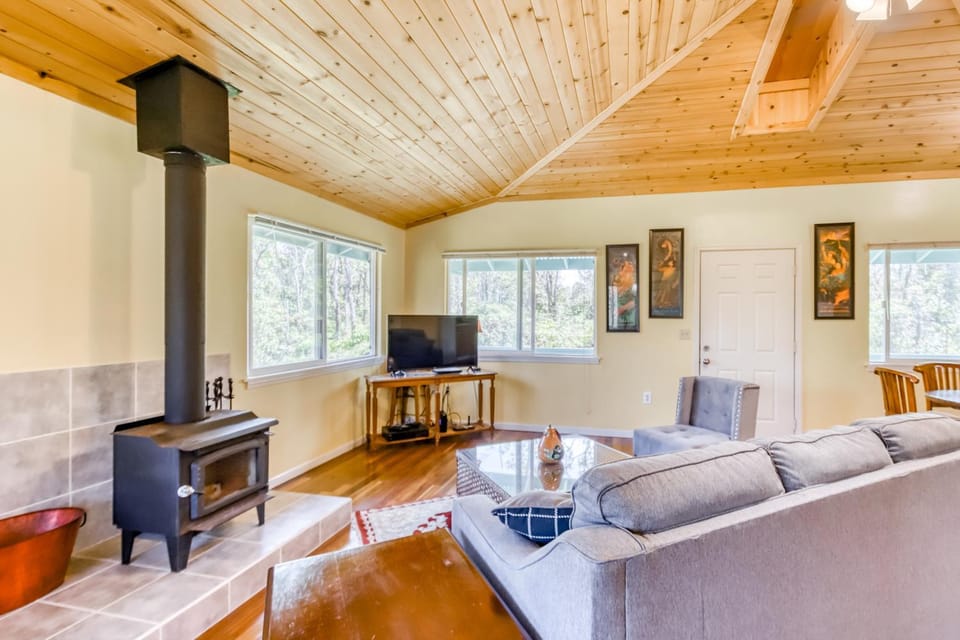 Kahu 'lo - Guardian Hawk House in Fern Forest