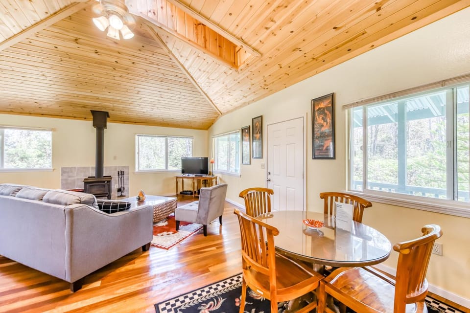 Kahu 'lo - Guardian Hawk House in Fern Forest