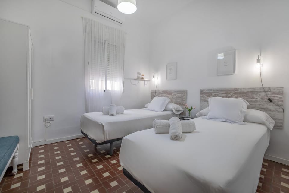 Bed, Bedroom, towels, air conditioner