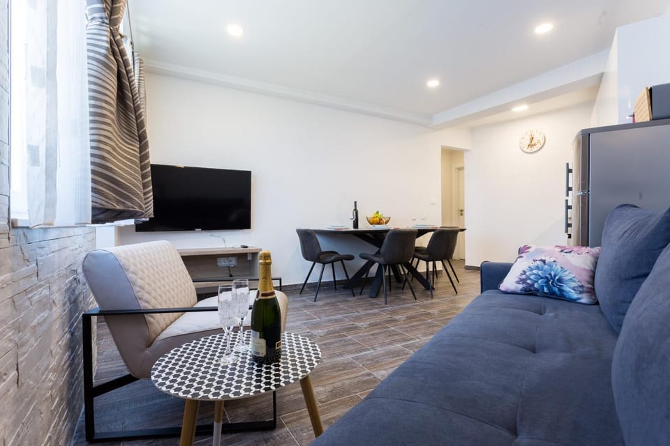 Communal lounge/ TV room, TV and multimedia, Living room, Seating area