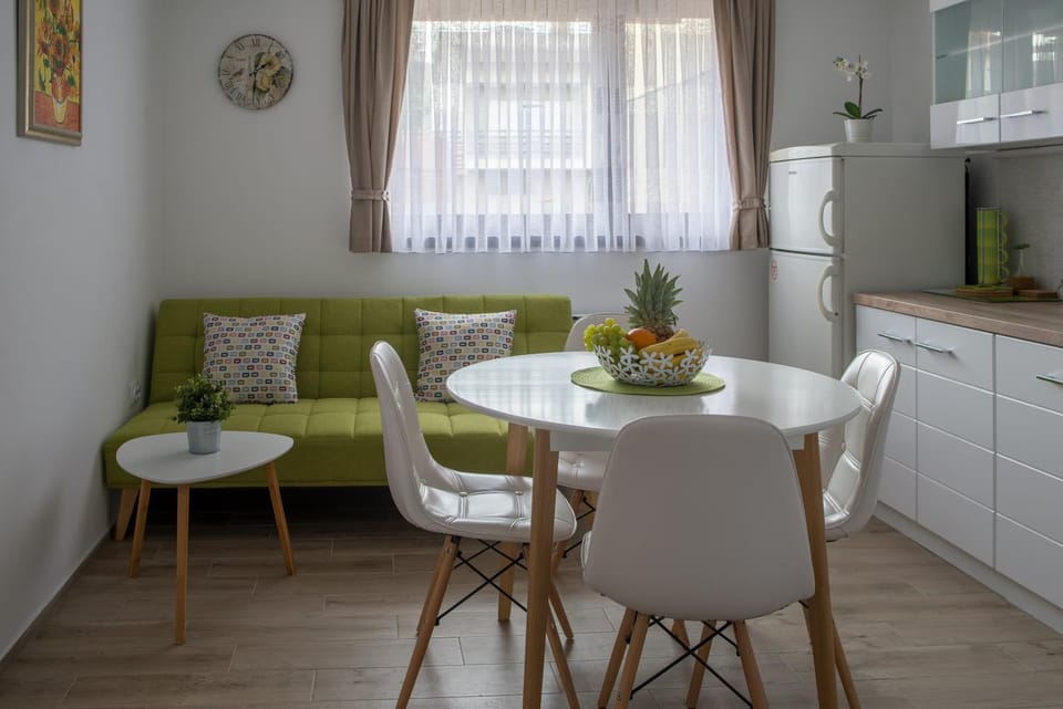 Kitchen or kitchenette, Dining area