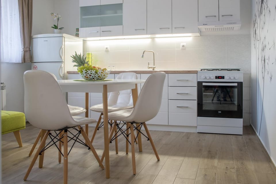 Kitchen or kitchenette, Dining area