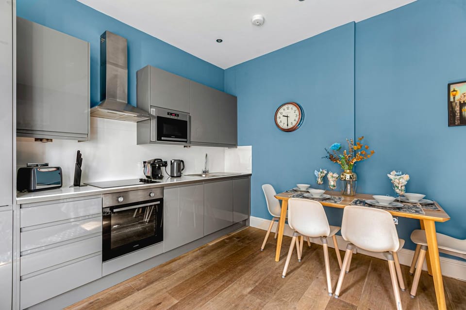 Coffee/tea facilities, Dining area, dishwasher, microwave, oven, stove, toaster, kitchen