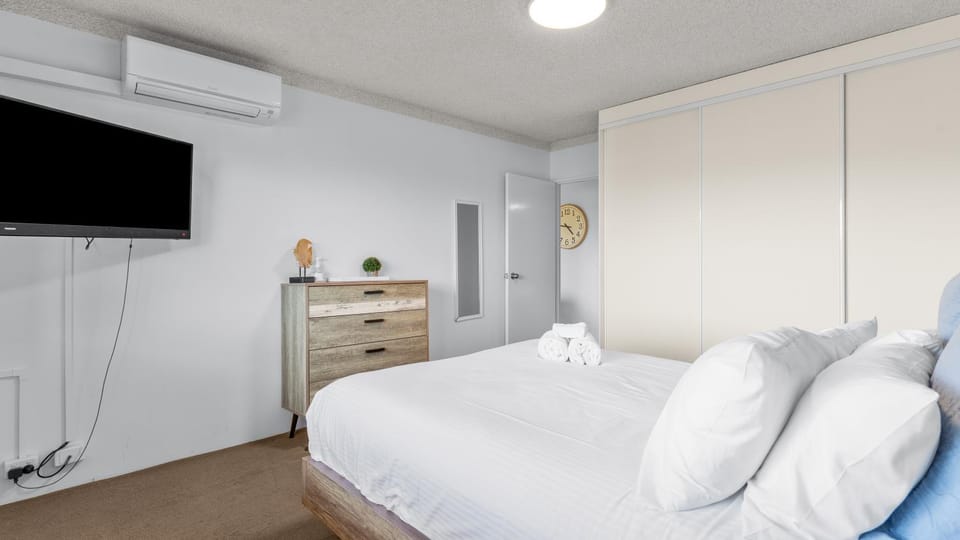 Bed, TV and multimedia, Bedroom