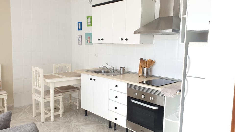 Kitchen or kitchenette, pet friendly, stove