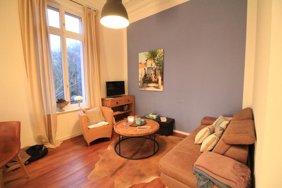 TV and multimedia, Living room, Photo of the whole room, Seating area, Garden view