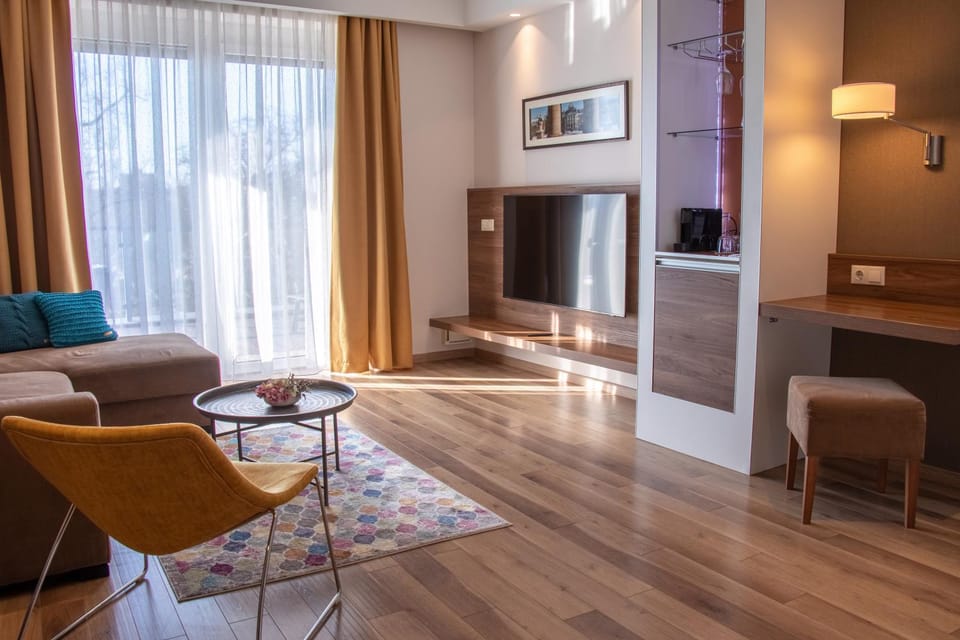 Communal lounge/ TV room, TV and multimedia, Living room, Seating area, Evening entertainment
