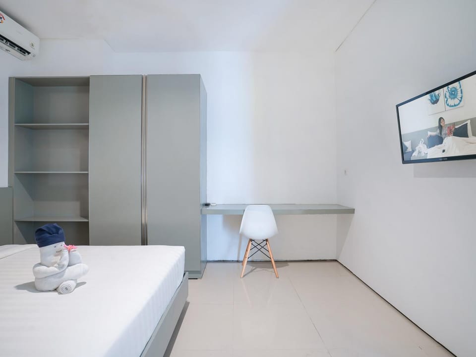 Bed, TV and multimedia, Bedroom, wardrobe, air conditioner