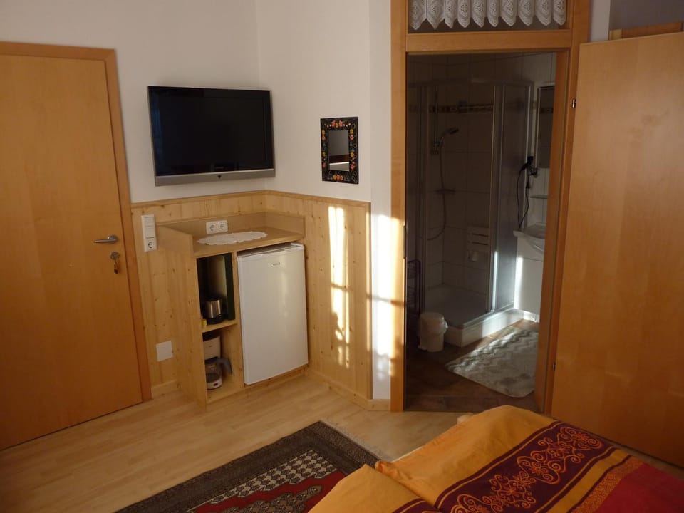 Photo of the whole room, Decorative detail
