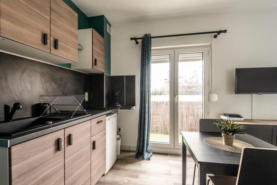 Kitchen or kitchenette, Dining area