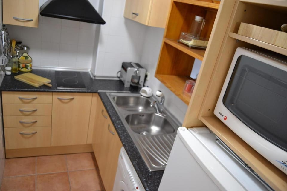 Kitchen or kitchenette, dishwasher, stove