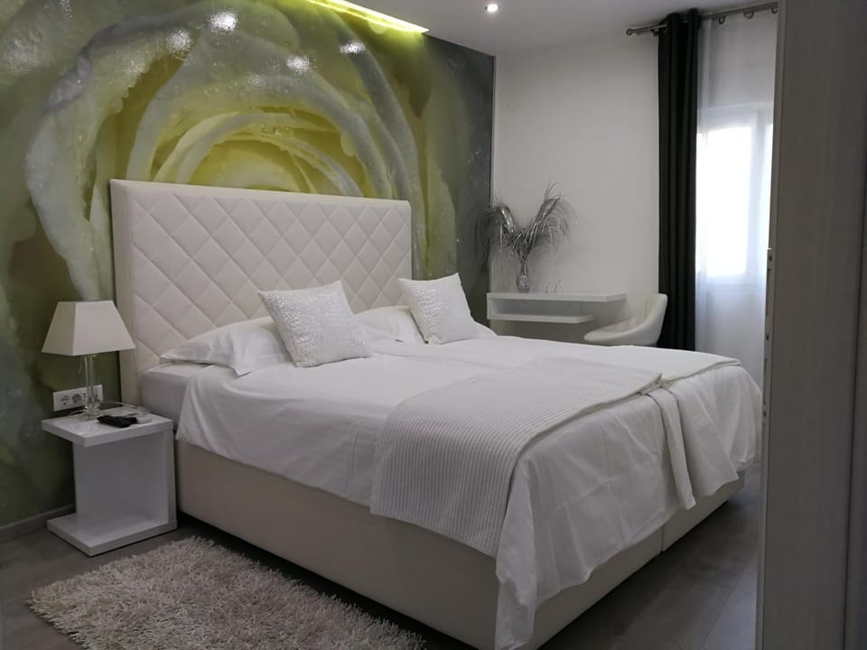 Bed, Photo of the whole room