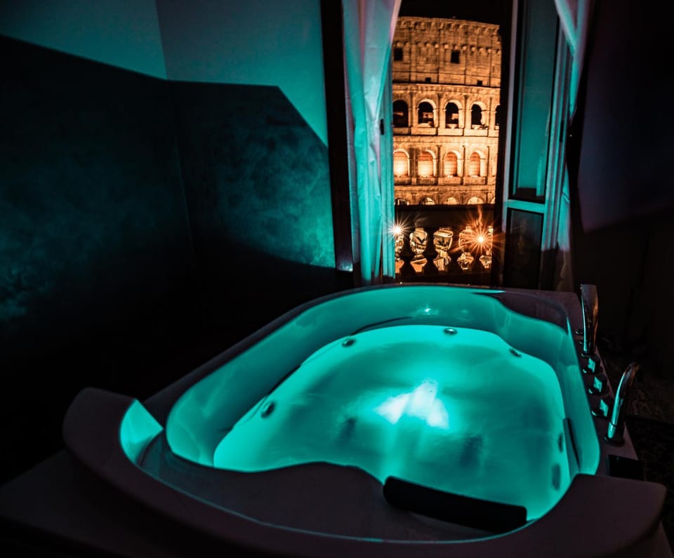 jacuzzi in front of the colosseum Apartment in Rome