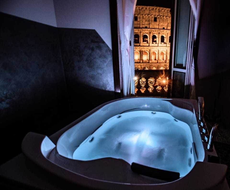 jacuzzi in front of the colosseum Apartment in Rome