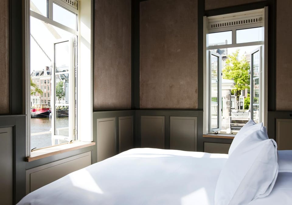 Nearby landmark, Bed, Day, Neighbourhood, Natural landscape, Summer, View (from property/room), View (from property/room), Photo of the whole room, Decorative detail, Bedroom, On site, City view, City view, Lake view, Lake view, Landmark view, Landmark view, River view, River view, Quiet street view