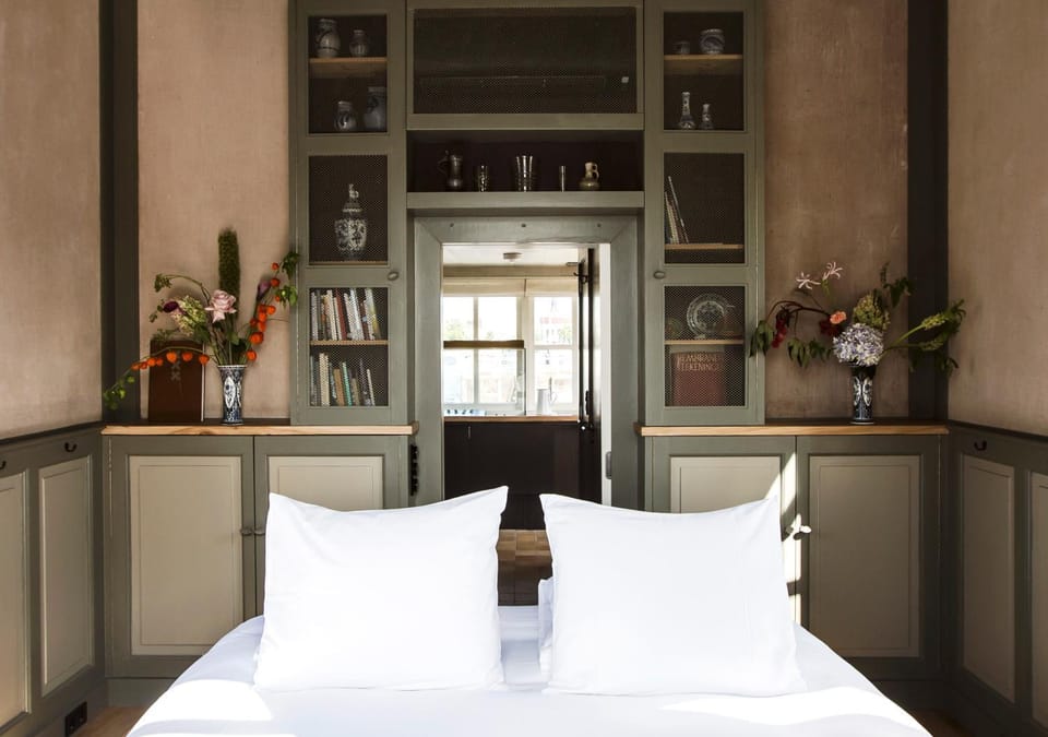 Bed, Library, Photo of the whole room, Decorative detail, Bedroom