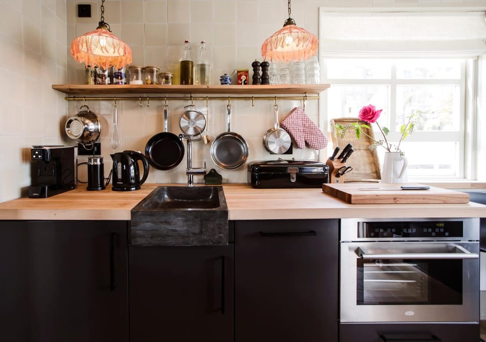 Coffee/tea facilities, Kitchen or kitchenette, Food and drinks, Photo of the whole room, Decorative detail, Food, Area and facilities, Drinks, Drinks
