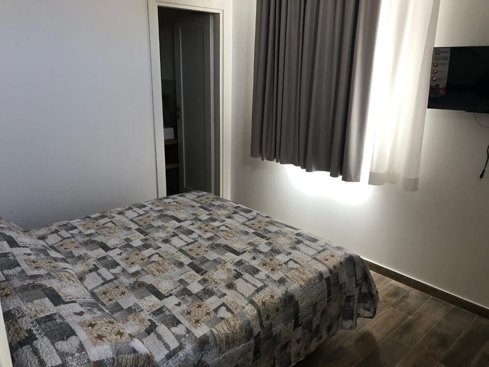 Bed, TV and multimedia, Photo of the whole room