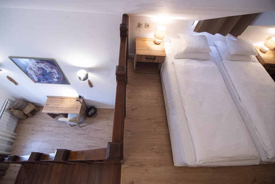 Bed, Photo of the whole room, Seating area