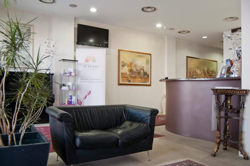 Communal lounge/ TV room, Lobby or reception