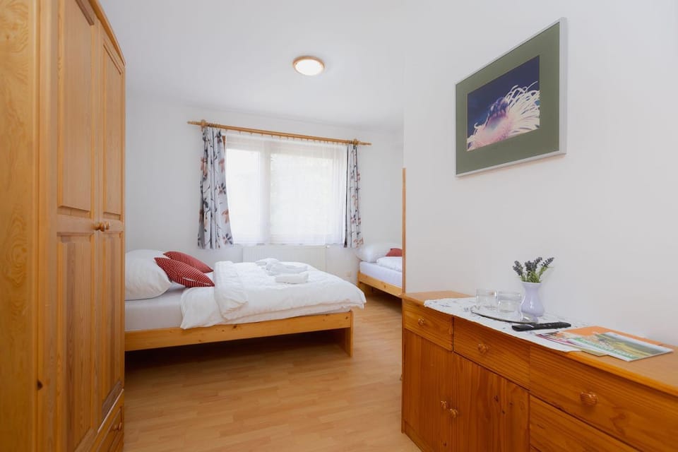 Bed, TV and multimedia, Photo of the whole room, Bedroom