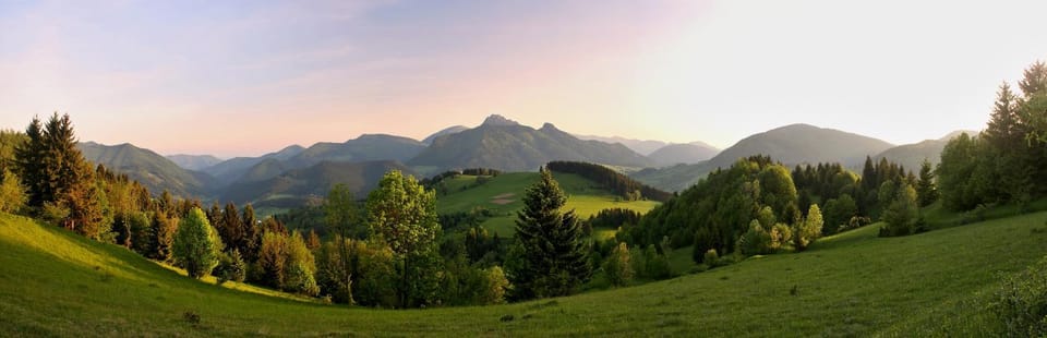 Nearby landmark, Restaurant/places to eat, Natural landscape, Golfcourse, Ski School, Skiing, Spa and wellness centre/facilities, Hiking, Hiking, Cycling, Mountain view, Location
