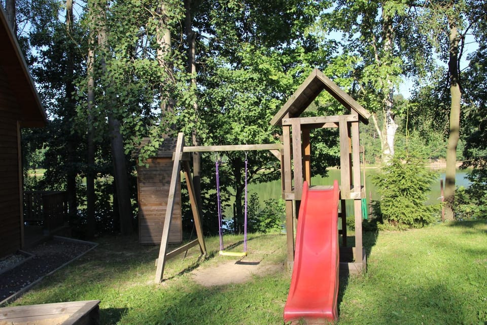 Domki nad jeziorem w Karłowicach Nature lodge in Lower Silesian Voivodeship