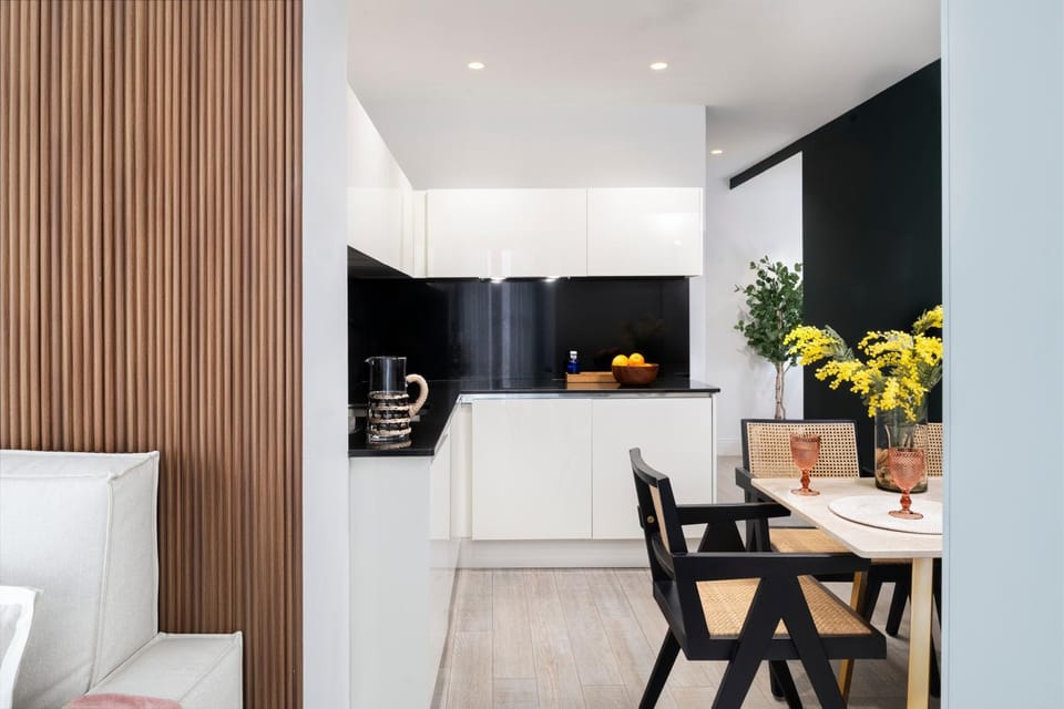 Kitchen or kitchenette, Dining area