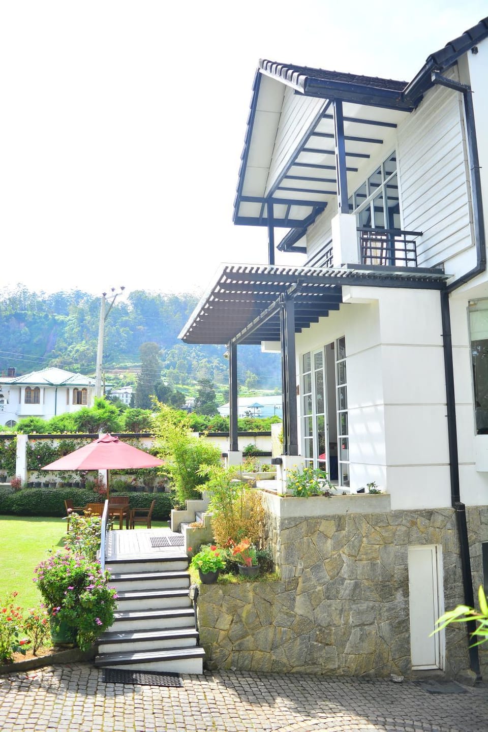Property building, Patio, Facade/entrance, Garden