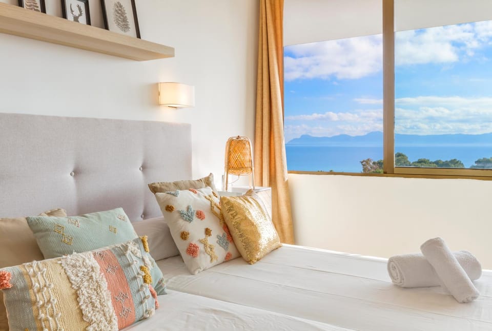 Bed, View (from property/room), Bedroom, Sea view