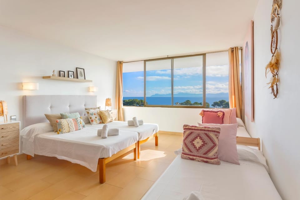 Photo of the whole room, Bedroom, Sea view