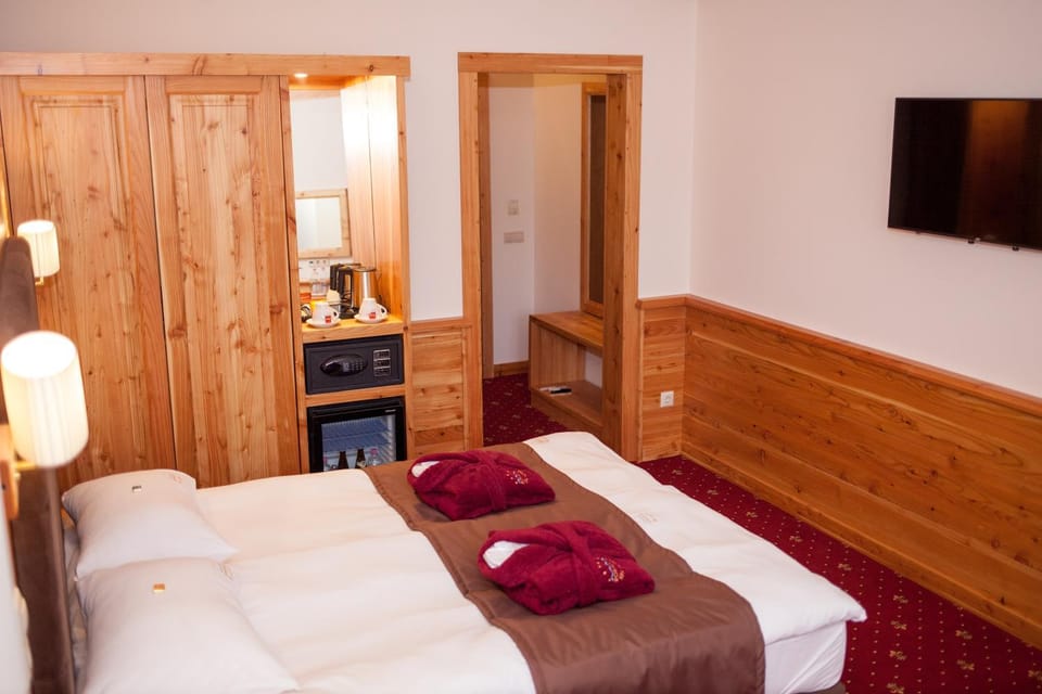 Bed, TV and multimedia, Photo of the whole room, Bedroom