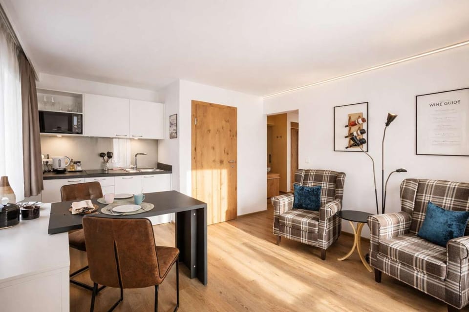 Kitchen or kitchenette, Living room, Seating area, Dining area, Pets, microwave, pet friendly, stove