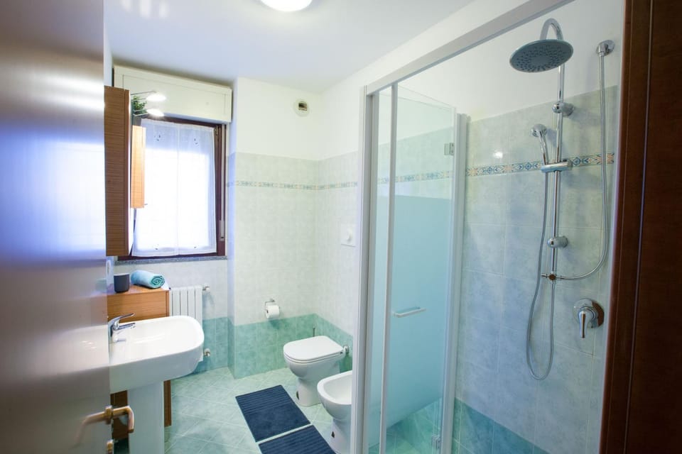 Shower, Toilet, Bathroom, bidet, towels