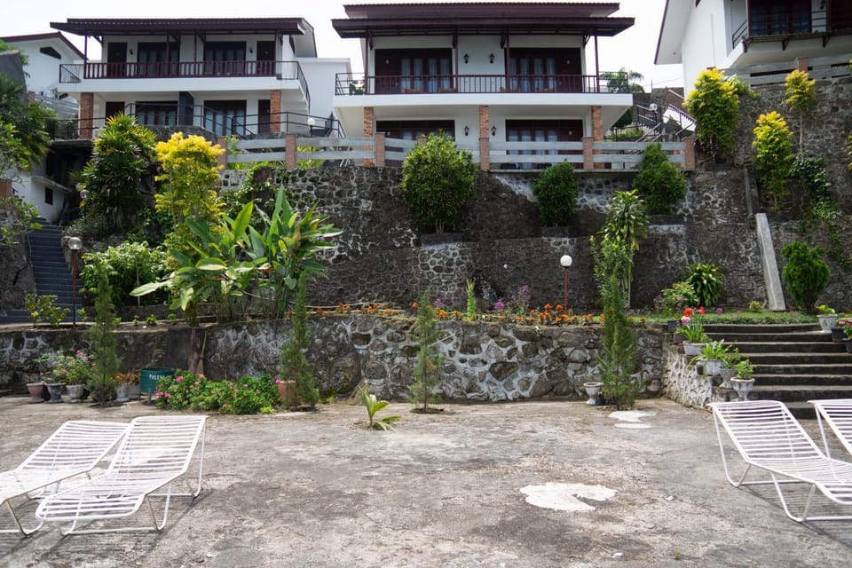 Property building, Facade/entrance, Garden, Balcony/Terrace