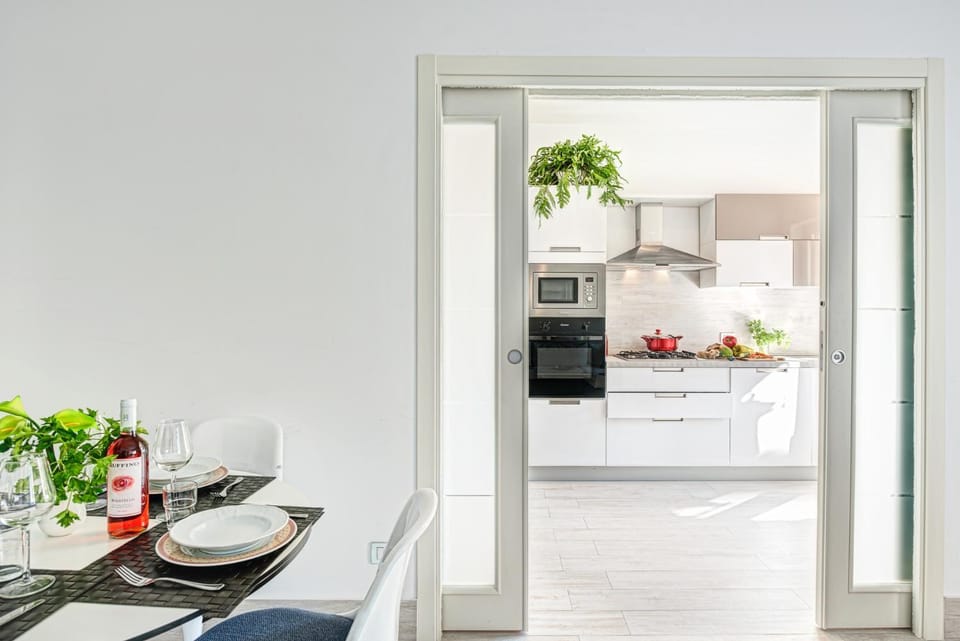 TV and multimedia, Kitchen or kitchenette, Living room, Seating area, Dining area