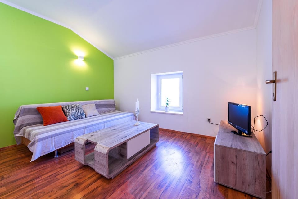 Bed, TV and multimedia, Living room