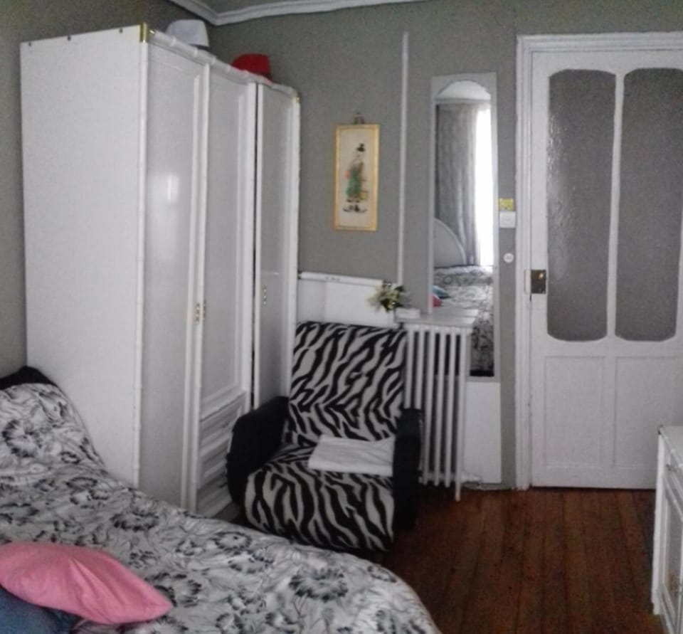 Bed, Photo of the whole room, Bedroom, internet, towels, wardrobe