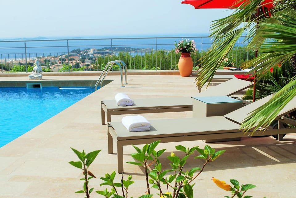 View (from property/room), Sea view, Swimming pool, sunbed