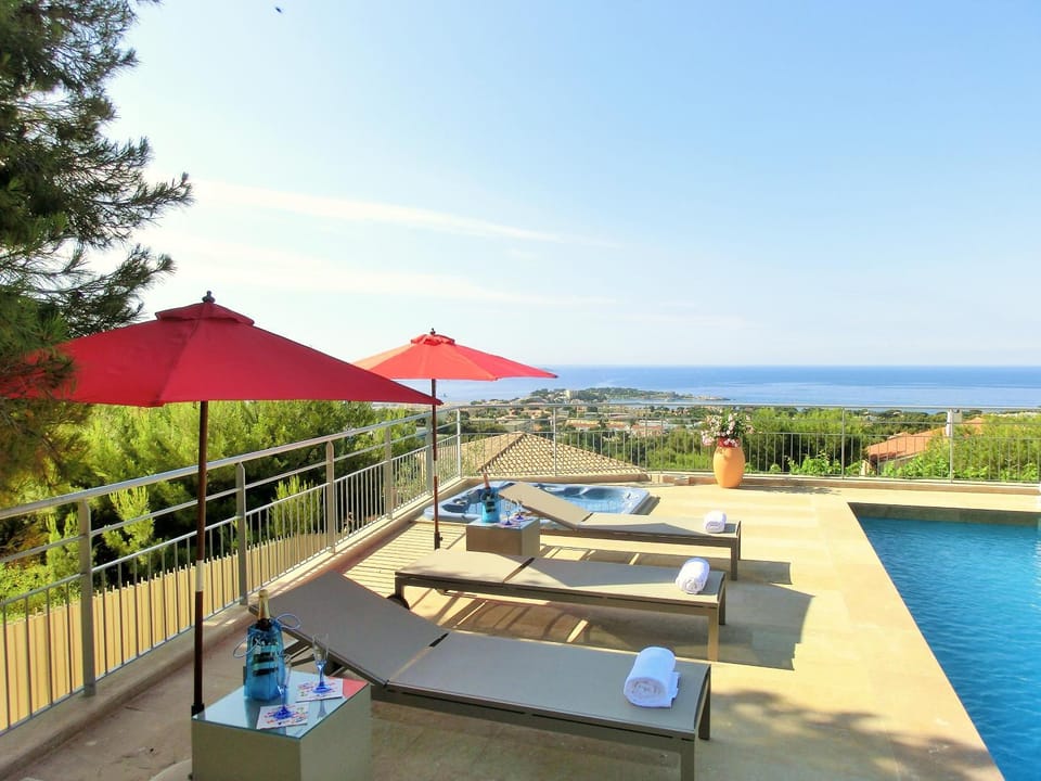 View (from property/room), Sea view, Swimming pool, sunbed