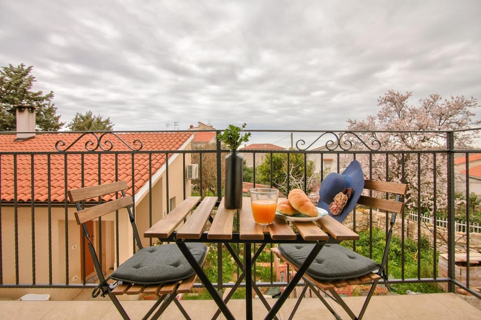 Apartments Tiny Garden Apartment in Medulin