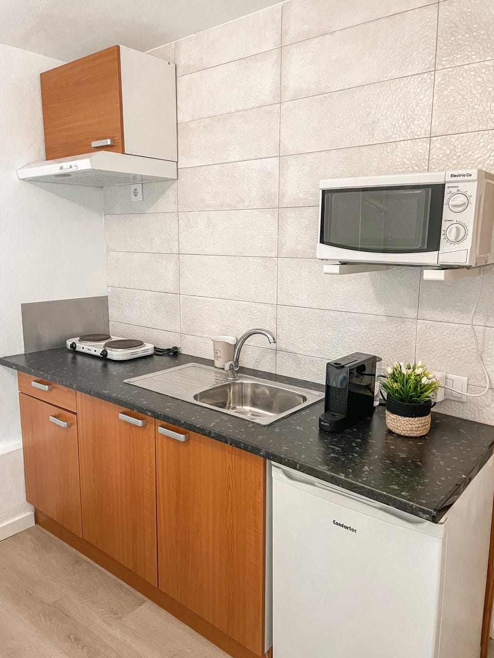 Kitchen or kitchenette, minibar, stove