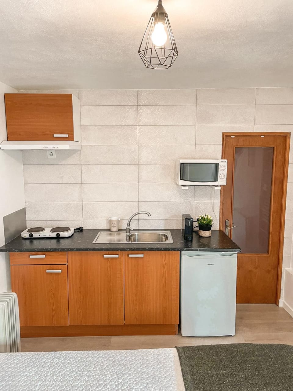 Kitchen or kitchenette, minibar, stove