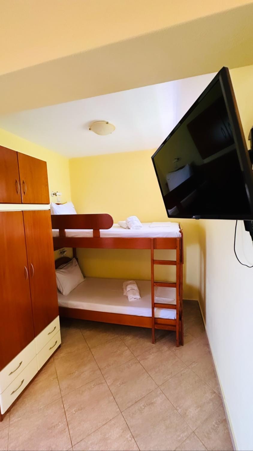 Bed, TV and multimedia, Photo of the whole room, Bedroom, bunk bed