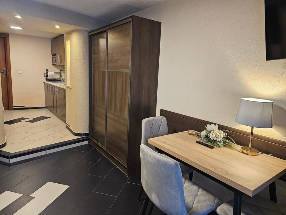TV and multimedia, Seating area, wardrobe