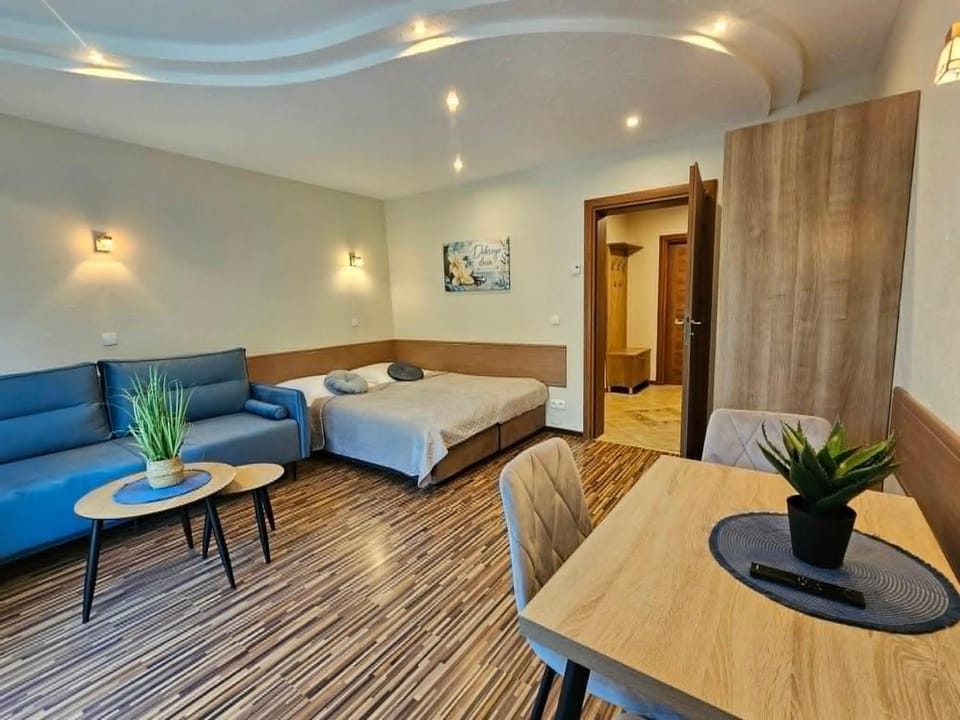 Bed, Photo of the whole room, Seating area
