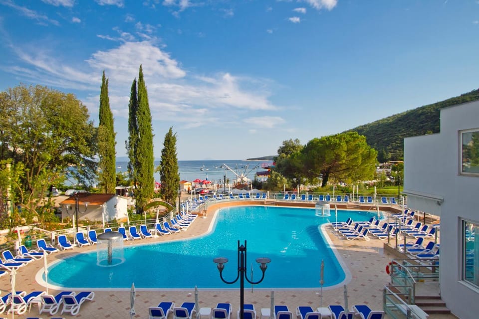 Swimming pool, Swimming pool