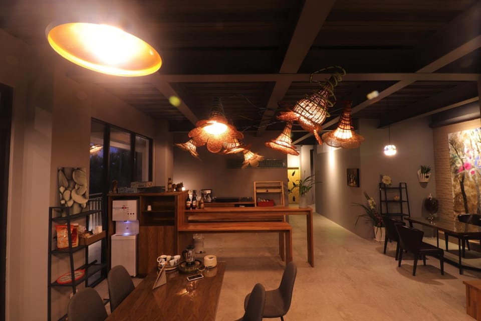 Restaurant/places to eat, Living room, Lounge or bar, Seating area