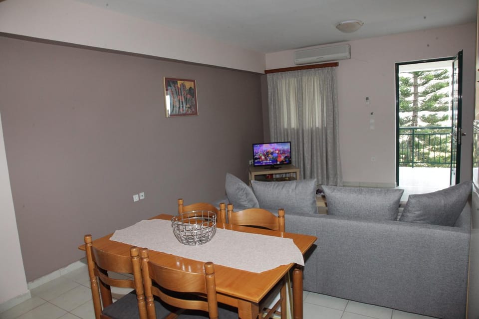 TV and multimedia, Living room, Seating area, Dining area